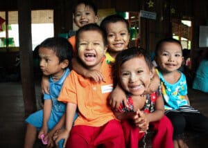 enfants heureux au myanmar