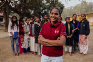 jeune fille leader d'un groupe de jeunes filles