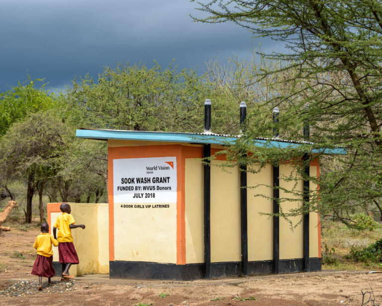 les toilettes pour lutter contre le décrochage scolaire des filles